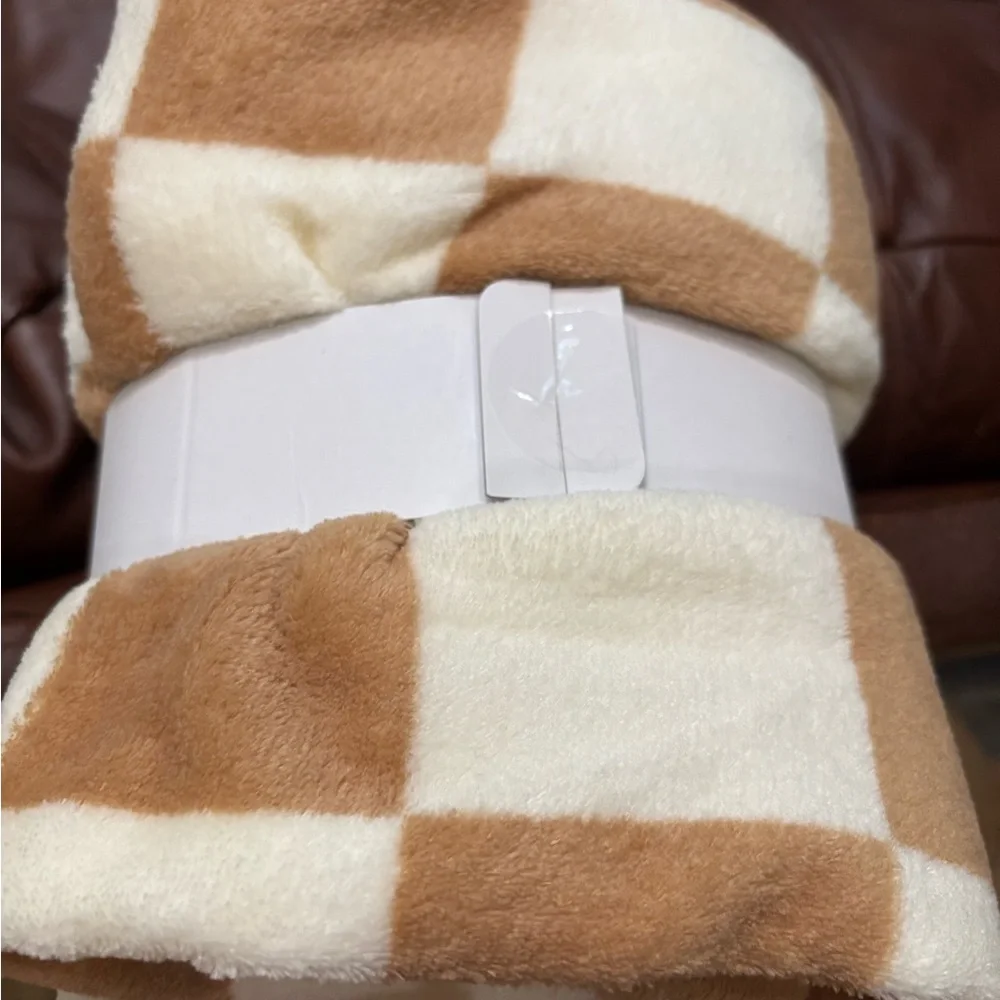 NWT Tan/White Check Plush Blanket 50x39 inches